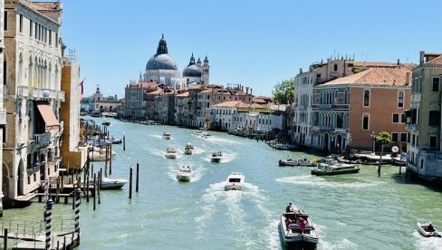 TURISTI ODOLELI PAPRENIM TAKSAMA U VENECIJI: Ne žale novaca zarad užitka i provoda TURISTI ODOLELI PAPRENIM TAKSAMA U VENECIJI: Ne žale novaca zarad užitka i provoda