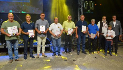 TRADICIJU NEGUJE „VINSKI BAL“: Posle više decenija u Vlasotincu se ponovo pije dobro domaće vino