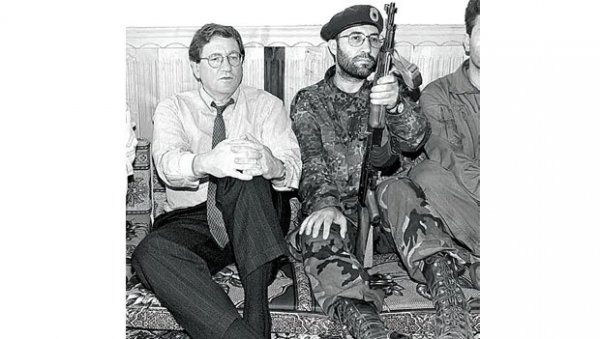 ОВАКО ХИЛ ПРАВДА САСТАНАК СА ТЕРОРИСТИМА ОВК: Сели смо на под и пили чај, онда је тај човек са брадом дошао и сео поред Холбрука