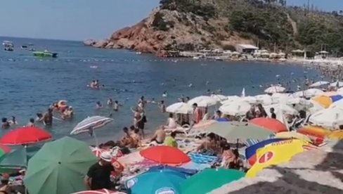 OVAKO JA ZAMIŠLJAM PAKAO Snimak sa plaže u Crnoj Gori izazvao burne reakcije: Radije bih sedela kod kuće