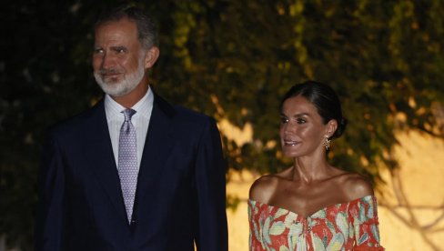 ПОВРАТАК НА МАЛЕ ЕКРАНЕ: Шпанска краљица Летисија поново пред ТВ камерама (ВИДЕО) ПОВРАТАК НА МАЛЕ ЕКРАНЕ: Шпанска краљица Летисија поново пред ТВ камерама (ВИДЕО)
