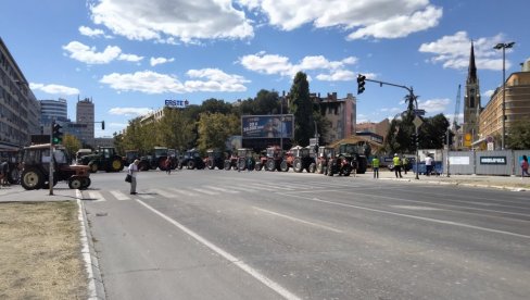 DANAS SASTANAK RATARA SA PREMIJERKOM: Protesti poljoprivrednika u više mesta u Srbiji su nastavljeni i šesti dan DANAS SASTANAK RATARA SA PREMIJERKOM: Protesti poljoprivrednika u više mesta u Srbiji su nastavljeni i šesti dan