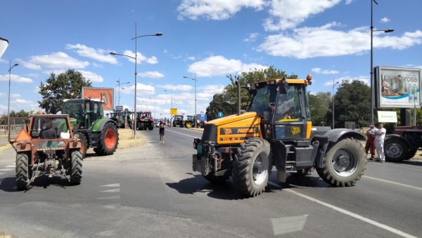 СЕЛЕ ПРОТЕСТЕ У БЕОГРАД? Незадовољни пољопривредници не одустају од откупне цене сунцокрета, данас на сат блокирали мост у Новом Саду