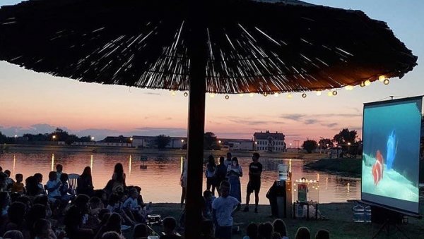 ХУМАНИТАРНИ БИОСКОП НА ОТВОРЕНОМ: Пројекције на језеру у Вршцу за помоћ НУРДОР ХУМАНИТАРНИ БИОСКОП НА ОТВОРЕНОМ: Пројекције на језеру у Вршцу за помоћ НУРДОР