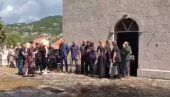SAHRANJENA MAJKA SA SINOVIMA: Suprug Miloš i brojni građani Cetinja se oprostili od Nataše, Mašana i Marka (VIDEO)