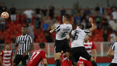 FUDBALERI PARTIZANA POKORILI KARAĐORĐE Slavilo se kao da je osvojena Liga šampiona (FOTO/VIDEO) FUDBALERI PARTIZANA POKORILI KARAĐORĐE Slavilo se kao da je osvojena Liga šampiona (FOTO/VIDEO)