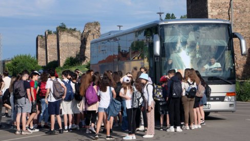 TRI DANA KOŠTAJU ČAK  31.000 DINARA: I u sledećoj školskoj godini đačka putovanja preskupa