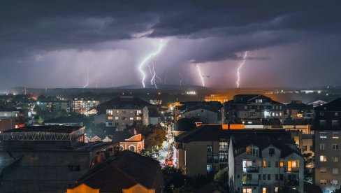 SNAŽNO NEVREME PRED VRATIMA: Stižu pljuskovi sa grmljavinom, u ovim delovima moguć i jesenji sneg (FOTO)