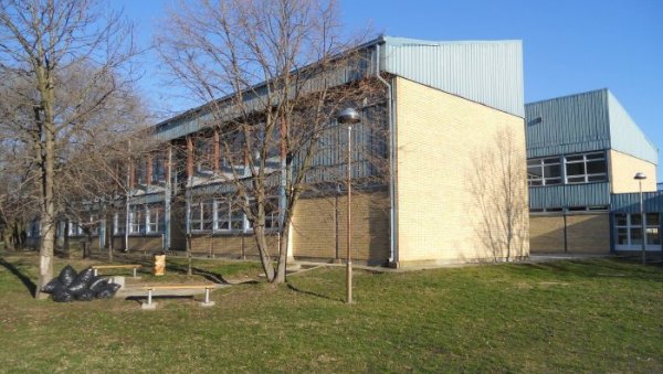 УХВАТИО НАСТАВНИКА ЗА ВРАТ: Инцидент на полагању поправног испита у школи у Бачком Петровцу