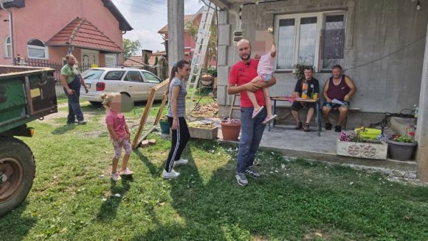 ГРОМ СПАЛИО СВЕ ШТО СУ СТВОРИЛИ: Породица Станковић из Александрова код Ниша, избегла са Косова, у пожару изгубила дом