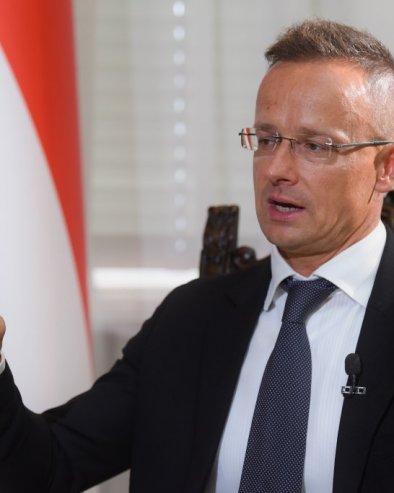 МАЂАРСКА ИЗБЕГЛА КОЛАПС Сијарто: Западна Европа је на коленима