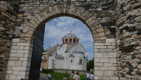 СВЕТИЊА КОЈА ВЕКОВИМА МИРОТОЧИ: Чудесна снага гроба Светог Симеона у Студеници (ФОТО)