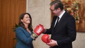 ТАМАН ДА СЕ СПРЕМИМ ЗА ИСПИТНИ РОК Вучић мађарској председници поклонио боксерске рукавице, погледајте шта је она даровала њему (ФОТО)