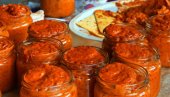 AJVAR OD CEPKANIH PAPRIKA: Pravi se jednostavnije, a ukus je bogatiji i puniji