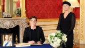 PREMIJERKA ANA BRNABIĆ U VELIKOJ BRITANIJI: Upisala se u knjigu žalosti povodom smrti kraljice Elizabete (FOTO)