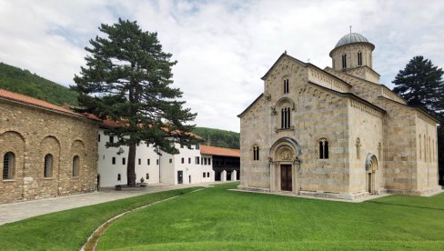 KFOR ĆE NASTAVITI DA BRINE O MANASTIRU VISOKI DEČANI: Dobra odluka da se prizna vlasništvo manastira