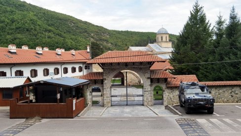 ДУПЛИ ПАС КУРТИЈА И ЕСКОБАРА: Амерички изасланик враћање земљишта манастиру Дечанима хоће да представи као велики уступак власти у Приштини