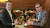 VUČIĆ I ĐURIĆ U NJUJORKU JEDU RUSKI BORŠČ: Okrepljenje pred povratak u Beograd (FOTO)