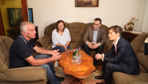 PREMIJERKA POSETILA PORODICU NIKOLE NEDELJKOVIĆA: Vlada i predsednik neće ćutati na nepravde nad Srbima PREMIJERKA POSETILA PORODICU NIKOLE NEDELJKOVIĆA: Vlada i predsednik neće ćutati na nepravde nad Srbima