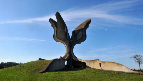 БЕЗ ОДЛАГАЊА КАНДИДУЈТЕ КАМЕНИ ЦВЕТ ЗА УНЕСКО: Међународна алијанса за сећање на Холокауст опоменула Хрватску у Глазгову да испуни препоруке