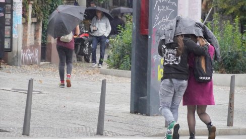 CRNI OBLACI SE SELE NA SEVER: Meteorolozi izdali hitno upozorenje - narednih sat i po na udaru nevremena ovi delovi Srbije CRNI OBLACI SE SELE NA SEVER: Meteorolozi izdali hitno upozorenje - narednih sat i po na udaru nevremena ovi delovi Srbije