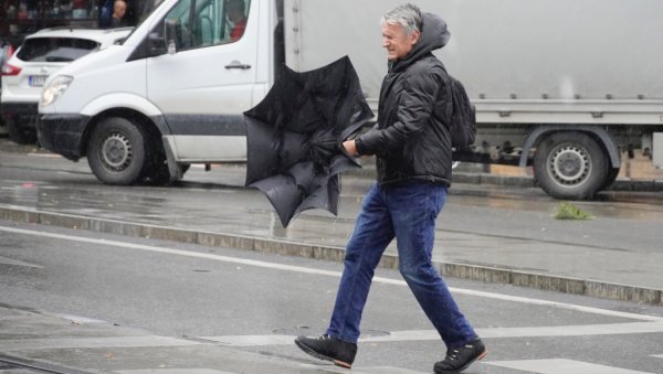 ОТПАДАЈУ ФАСАДЕ СА КУЋА: Оркански ветар прави проблеме у Хрватској, на снази бројне забране саобраћаja