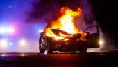 МЕШТАНИ КАРАВУКОВА СПАСИЛИ ВОЗАЧА ИЗ БУКТИЊЕ: Ауто се преврнуо и запалио (ВИДЕО)