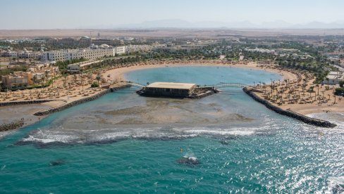 ЧАК ТРИ ПЛАЖЕ НА ЈЕДНОМ МЕСТУ: Хотел Desert Rose је познат по бројним забавним садржајима којима је тешко одолети ЧАК ТРИ ПЛАЖЕ НА ЈЕДНОМ МЕСТУ: Хотел Desert Rose је познат по бројним забавним садржајима којима је тешко одолети