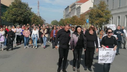 ПОТРЕСНО: Мајка убијене Петре једва хода, кроз сузе прича шта је све преживела (ВИДЕО) ПОТРЕСНО: Мајка убијене Петре једва хода, кроз сузе прича шта је све преживела (ВИДЕО)
