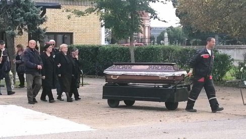 ЈУЧЕ САХРАНИЛА УНУКУ, А ДАНАС СИНА: У Вршцу без свештеника и опела покопан Марко Б, уз његову мајку двадесетак грађана ЈУЧЕ САХРАНИЛА УНУКУ, А ДАНАС СИНА: У Вршцу без свештеника и опела покопан Марко Б, уз његову мајку двадесетак грађана