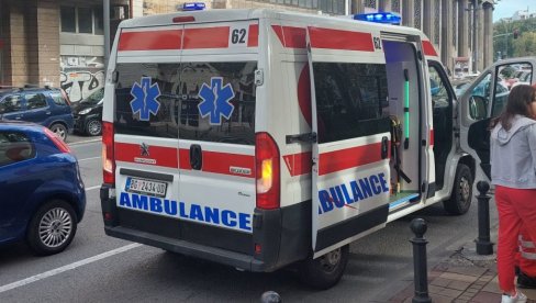 НЕСРЕЋА НА ПЕШАЧКОМ ПРЕЛАЗУ: Девојка претрчавала улицу на црвено када ју је покосио ауто НЕСРЕЋА НА ПЕШАЧКОМ ПРЕЛАЗУ: Девојка претрчавала улицу на црвено када ју је покосио ауто