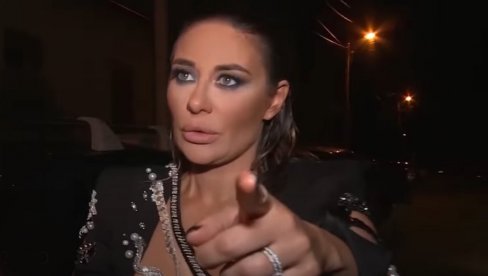GASITE KAMERE: Ana Nikolić pijana, pretila gostima da je ne snimaju (VIDEO) GASITE KAMERE: Ana Nikolić pijana, pretila gostima da je ne snimaju (VIDEO)