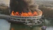 APOKALIPTIČNE SCENE U TEHERANU: Vatra guta ogromnu zgradu na jezeru u Eram parku (VIDEO)