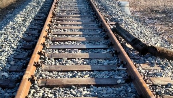 ДЕТАЉИ ЖЕЛЕЗНИЧКЕ НЕСРЕЋЕ КОД ЗАЈЕЧАРА: Мушкарац средњих година преминуо на лицу места, возови отказани