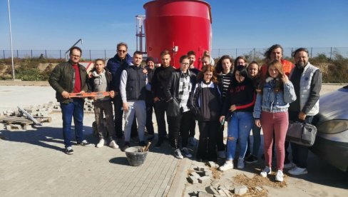 ENERGETSKA EFIKASNOST U PRAKSI: Gimnazijalci iz Zrenjanina uz vetrenjaču i biogasnu farmu u selu Melenci i vetroparku u Kovačici