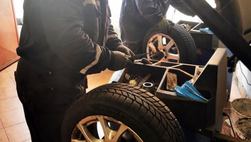 ОД ДАНАС СУ ОБАВЕЗНЕ ЗИМСКЕ ГУМЕ: Казне од 10.000 до 800.000 динара прете возачима у Србији ОД ДАНАС СУ ОБАВЕЗНЕ ЗИМСКЕ ГУМЕ: Казне од 10.000 до 800.000 динара прете возачима у Србији