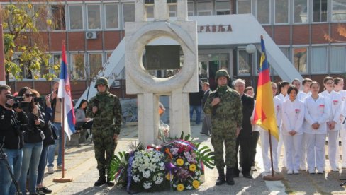 VRANJE ODAJE POČAST HEROINAMA VELIKOG RATA: Venci i cveće za hrabre žene Škotske