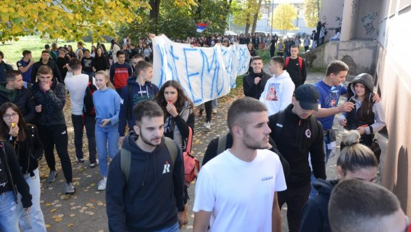 ЂАЦИ НА НАСТАВИ, ЕКСКУРЗИЈА У ПЛАНУ: Завршен протест матураната краљевачке Гимназије