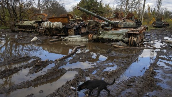 ДО АВДЕЈЕВКЕ КРОЗ МОЧВАРУ И РАСПУТИЦУ: Руси су прекинули “коридор живота”, па ВСУ сада може до града само кроз чувено блато које гута опрему