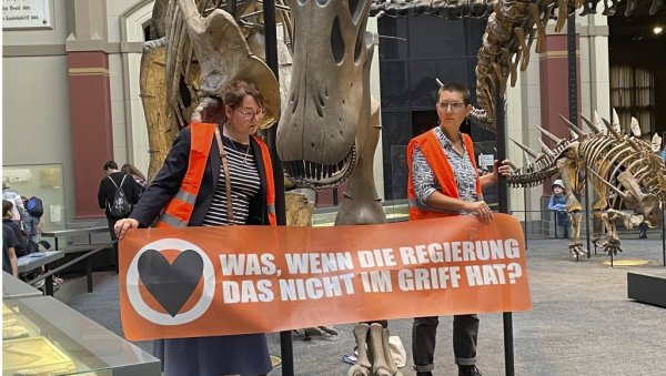 ДА ЛИ ЖЕЛИМО ДА ИЗУМРЕМО КАО ДИНОСАУРУСИ? Нови перформанс еколошких активисткиња - овог пута у Берлину (ФОТО)
