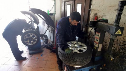 ЗАШТО НОВЕ ГУМЕ ИМАЈУ ПРУГЕ У БОЈИ НА ГАЗНОМ СЛОЈУ? Значење које многи возачи не знају