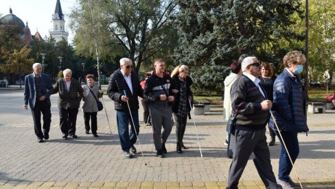 BESPLATNI ŠTAPOVI ZA SLABOVIDE: Uručenje 214 pomagala u sali biblioteke Saveza slepih Srbije