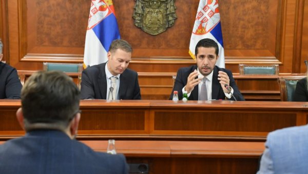 ПРВИ РАДНИ САСТАНАК: Момировић са представницима компанија највећих малопродајних ланаца у Србији