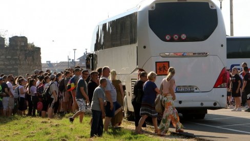 ВИСОКЕ ЦЕНЕ ГАСЕ ЂАЧКЕ ЕКСКУРЗИЈЕ: Школска путовања и ове године прескупа, али их родитељи плаћају