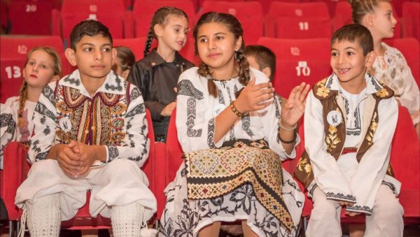 НЕГУЈУ КУЛТУРУ И ОБИЧАЈЕ: Одржан Фестивал румунског дечијег фолклора Војводине (ФОТО)