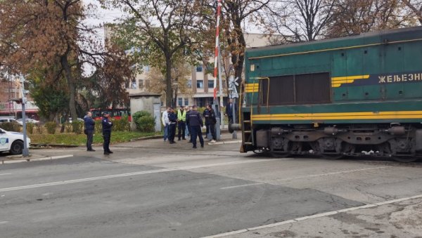 ОГЛАСИЛЕ СЕ ЖЕЛЕЗНИЦЕ СРБИЈЕ: Дечак прелазио пругу док је рампа била спуштена (ВИДЕО)