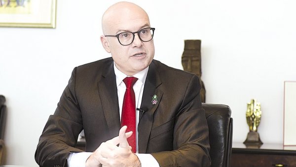 ВУЧЕВИЋ РЕАГОВАО НА СКАНДАЛОЗНУ ОДЛУКУ АПЕЛАЦИОНОГ СУДА: Потврдили не само да су пали на колена, већ да пузе пред блокадерима-фотељашима ВУЧЕВИЋ РЕАГОВАО НА СКАНДАЛОЗНУ ОДЛУКУ АПЕЛАЦИОНОГ СУДА: Потврдили не само да су пали на колена, већ да пузе пред блокадерима-фотељашима