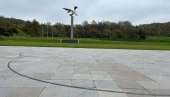 ДРЖАВНА ЦЕРЕМОНИЈА У ЈАЈИНЦИМА: Сећање на 80.000 стрељаних Срба, Јевреја и Рома ДРЖАВНА ЦЕРЕМОНИЈА У ЈАЈИНЦИМА: Сећање на 80.000 стрељаних Срба, Јевреја и Рома