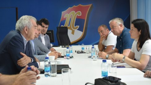 ОПОЗИЦИЈА БЕЗ ИДЕЈА ЗА ПРЕВРЕМЕНЕ ИЗБОРЕ: СНСД се спрема за новембар, а противници већ разбијени ОПОЗИЦИЈА БЕЗ ИДЕЈА ЗА ПРЕВРЕМЕНЕ ИЗБОРЕ: СНСД се спрема за новембар, а противници већ разбијени