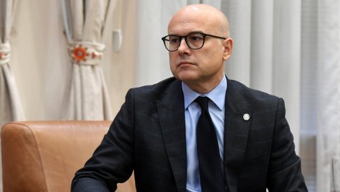 VUČEVIĆ O UDARU NA SINIŠU MALOG: Aleksić misli da napadima na ministra može da se zaboravi uništavanje Vojske za vreme žutih lopova VUČEVIĆ O UDARU NA SINIŠU MALOG: Aleksić misli da napadima na ministra može da se zaboravi uništavanje Vojske za vreme žutih lopova